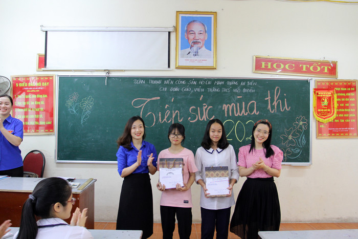 Lãnh đạo Quận đoàn Lê Chân, đại diện Phòng Giáo dục và Đào tạo quận tặng quà cho học sinh có hoàn cảnh khó khăn (Ảnh: Lã Tiến) Lãnh đạo Quận đoàn Lê Chân, đại diện Phòng Giáo dục và Đào tạo quận tặng quà cho học sinh có hoàn cảnh khó khăn (Ảnh: Lã Tiến)