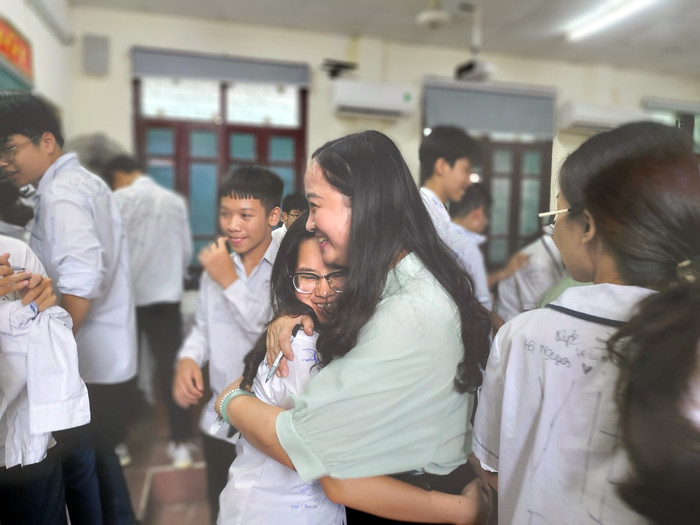 Cô giáo Nguyễn Thị Thu Hương luôn quan tâm động viên và dành nhiều tình cảm cho học sinh (Ảnh: Lã Tiến) Cô giáo Nguyễn Thị Thu Hương luôn quan tâm động viên và dành nhiều tình cảm cho học sinh (Ảnh: Lã Tiến)