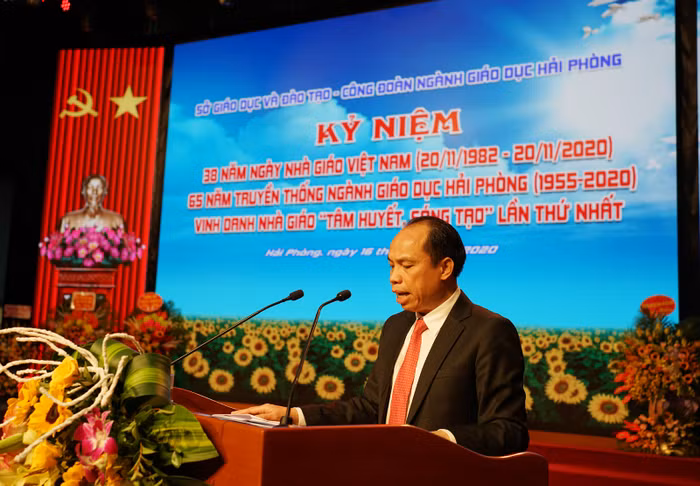 Phó giáo sư, Tiến sĩ Lê Quốc Tiến, Giám đốc sở Giáo dục và Đào tạo Hải Phòng phát biểu tại lễ kỷ niệm (Ảnh: Lã Tiến)