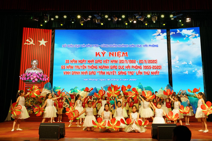 Các tiết mục văn nghệ đặc sắc tại lễ kỷ niệm (Ảnh: Lã Tiến)