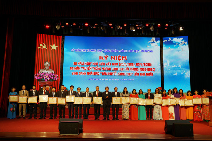 Bộ Giáo dục và Đào tạo tặng bằng khen các cá nhân có thành tích xuất sắc (Ảnh: Lã Tiến)