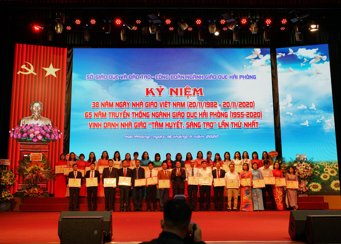 Các cá nhân có thành tích xuất sắc trong năm học 2019-2020 nhận bằng khen của Ủy ban nhân dân thành phố (Ảnh: Lã Tiến)