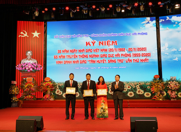 Ông Lê Khắc Nam, Phó chủ tịch Ủy ban nhân dân thành phố Hải Phòng tặng bằng khen 3 tập thể xuất sắc (Ảnh: Lã Tiến)