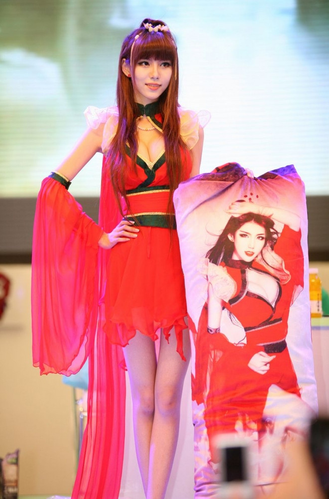 Họ không chỉ là người đại diện cho sản phẩm mà còn có thể sẵn sàng mua vui nếu khách có nhu cầu. (Ảnh minh họa: một PG đang quảng bá cho game trực tuyến) Họ không chỉ là người đại diện cho sản phẩm mà còn có thể sẵn sàng mua vui nếu khách có nhu cầu. (Ảnh minh họa: một PG đang quảng bá cho game trực tuyến)