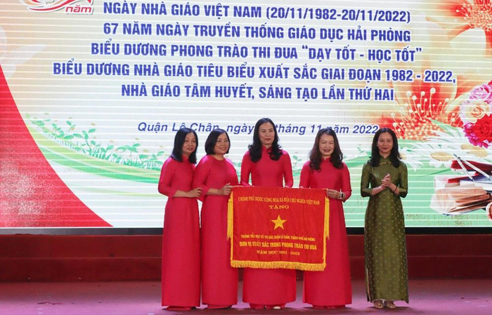 Bà Trần Thu Hương - Bí thư Quận ủy Lê Chân trao Cờ thi đua xuất sắc của Chính phủ cho Trường Tiểu học Võ Thị Sáu (Ảnh: HT) Bà Trần Thu Hương - Bí thư Quận ủy Lê Chân trao Cờ thi đua xuất sắc của Chính phủ cho Trường Tiểu học Võ Thị Sáu (Ảnh: HT)
