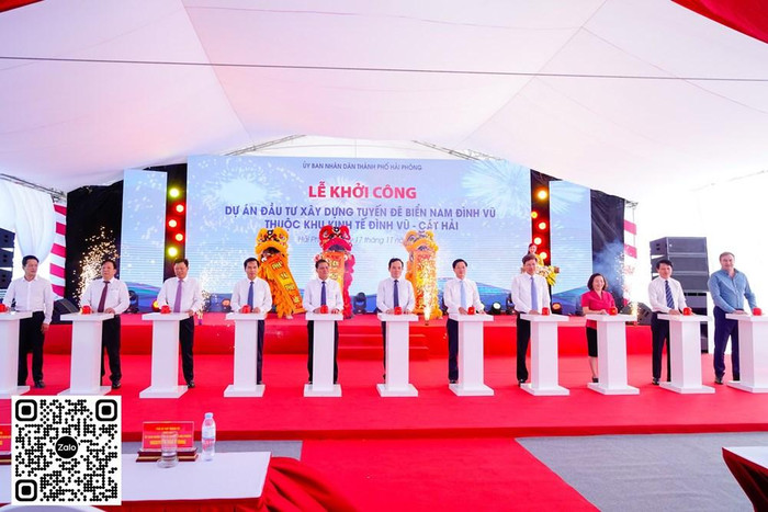 Các đại biểu thực hiện nghi thức bấm nút khởi công dự án (Ảnh: CTV) Các đại biểu thực hiện nghi thức bấm nút khởi công dự án (Ảnh: CTV)