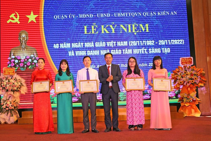 Lãnh đạo Sở Giáo dục và Đào tạo Hải Phòng trao bằng khen của Bộ Giáo dục và Đào tạo cho các cá nhân có thành tích xuất sắc (Ảnh: CTV) Lãnh đạo Sở Giáo dục và Đào tạo Hải Phòng trao bằng khen của Bộ Giáo dục và Đào tạo cho các cá nhân có thành tích xuất sắc (Ảnh: CTV)