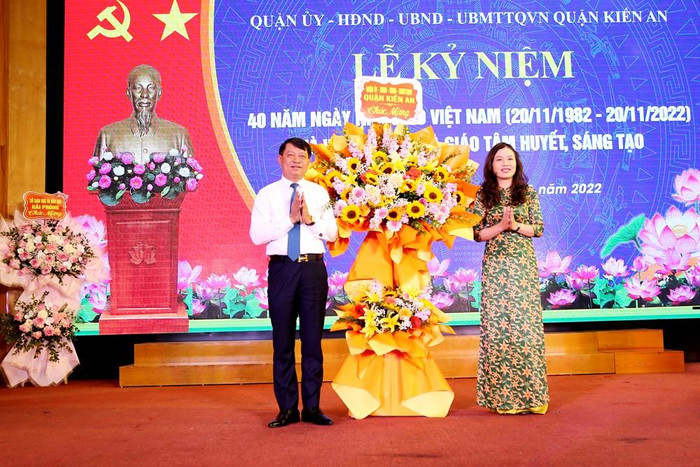 Ông Phạm Văn Khanh - Bí thư Quận ủy Kiến An tặng hoa chúc mừng tại Lễ kỷ niệm 40 năm Ngày Nhà giáo Việt Nam (Ảnh: CTV) Ông Phạm Văn Khanh - Bí thư Quận ủy Kiến An tặng hoa chúc mừng tại Lễ kỷ niệm 40 năm Ngày Nhà giáo Việt Nam (Ảnh: CTV)