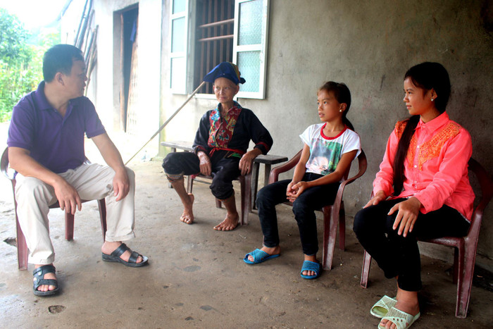 Thầy giáo Triệu Văn Bảo vận động gia đình cho em Chìu Quỳnh Lương đến trường năm học mới. (Ảnh: Thu Chung) Thầy giáo Triệu Văn Bảo vận động gia đình cho em Chìu Quỳnh Lương đến trường năm học mới. (Ảnh: Thu Chung)