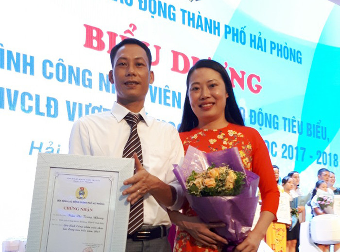 Cô Trang Nhung cùng chồng tại lễ biểu dương gia đình công nhân viên, lao động tiêu biểu năm học 2017-2018 (ảnh: Nhân vật cung cấp). Cô Trang Nhung cùng chồng tại lễ biểu dương gia đình công nhân viên, lao động tiêu biểu năm học 2017-2018 (ảnh: Nhân vật cung cấp).