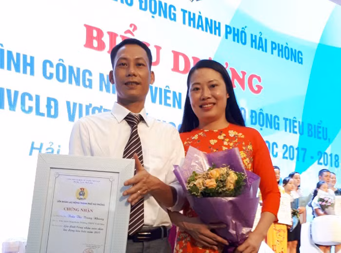 Cô Trang Nhung cùng chồng tại lễ biểu dương gia đình công nhân viên, lao động tiêu biểu năm học 2017-2018 (ảnh: Nhân vật cung cấp).