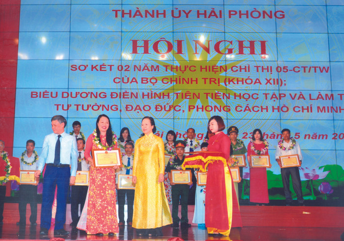 Cô giáo Trần Thị Trang Nhung nhận Bằng khen của Ủy ban nhân dân thành phố Hải Phòng về thực hiện Chỉ thị 05 của Bộ Chính trị. (Ảnh: Lã Tiến) Cô giáo Trần Thị Trang Nhung nhận Bằng khen của Ủy ban nhân dân thành phố Hải Phòng về thực hiện Chỉ thị 05 của Bộ Chính trị. (Ảnh: Lã Tiến)