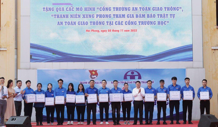 Thành đoàn Hải Phòng tặng quà các mô hình "Cổng trường an toàn giao thông" (Ảnh: HT) Thành đoàn Hải Phòng tặng quà các mô hình "Cổng trường an toàn giao thông" (Ảnh: HT)