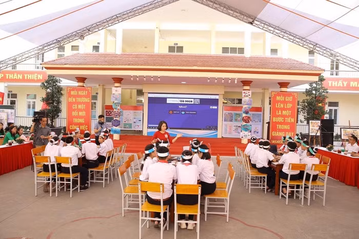 Tiết dạy của cô và trò Trường Trung học cơ sở Trần Phú (Ảnh: LT)