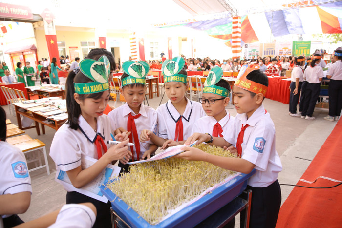 Học sinh vận dụng kiến thức vào thực tiễn qua việc tự gieo trồng các loại hạt để nắm bắt được quá trình lớn lên của tế bào (Ảnh: LT) Học sinh vận dụng kiến thức vào thực tiễn qua việc tự gieo trồng các loại hạt để nắm bắt được quá trình lớn lên của tế bào (Ảnh: LT)
