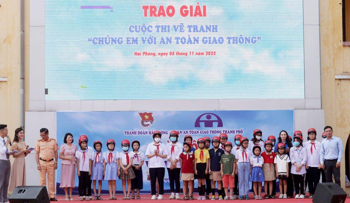 Trao giải cuộc thi vẽ tranh "chúng em với an toàn giao thông" (Ảnh: HT) Trao giải cuộc thi vẽ tranh "chúng em với an toàn giao thông" (Ảnh: HT)