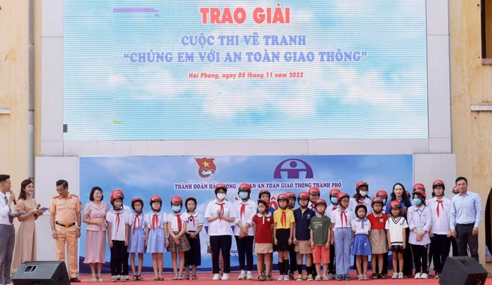 Trao giải cuộc thi vẽ tranh "chúng em với an toàn giao thông" (Ảnh: HT)