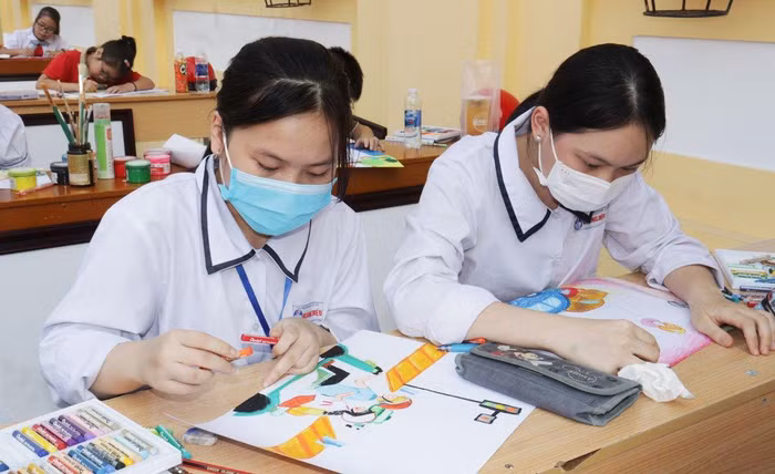 Các học sinh tham gia cuộc thi vẽ tranh "Chúng em với an toàn giao thông (Ảnh: HT)