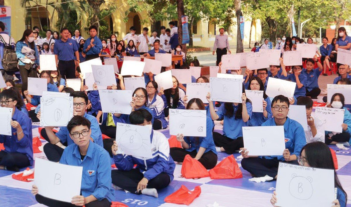 Đoàn viên thanh niên tham gia cuộc thi "Rung chuông vàng" về chủ đề an toàn giao thông (Ảnh: HT) Đoàn viên thanh niên tham gia cuộc thi "Rung chuông vàng" về chủ đề an toàn giao thông (Ảnh: HT)