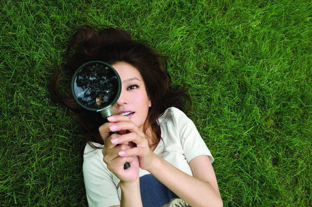 Én nhỏ Triệu Vy cũng là một trong những nữ diễn viên có bầu trước khi cưới. Thời gian Triệu Vy tham gia bộ phim “Hoa Mộc Lan” đã có không ít tin đồn cho rằng cô đang có thai với người tình Huỳnh Hữu Long. Chỉ đến khi truyền thông Hồng Kông cho đăng tải bức hình Triệu Vy với bụng bầu thì tin đồn mới dịu xuống vì ai cũng chắc chắn về một Én nhỏ thế hệ F2 của Triệu Vy và doanh nhân Huỳnh Hữu Long. Én nhỏ Triệu Vy cũng là một trong những nữ diễn viên có bầu trước khi cưới. Thời gian Triệu Vy tham gia bộ phim “Hoa Mộc Lan” đã có không ít tin đồn cho rằng cô đang có thai với người tình Huỳnh Hữu Long. Chỉ đến khi truyền thông Hồng Kông cho đăng tải bức hình Triệu Vy với bụng bầu thì tin đồn mới dịu xuống vì ai cũng chắc chắn về một Én nhỏ thế hệ F2 của Triệu Vy và doanh nhân Huỳnh Hữu Long.