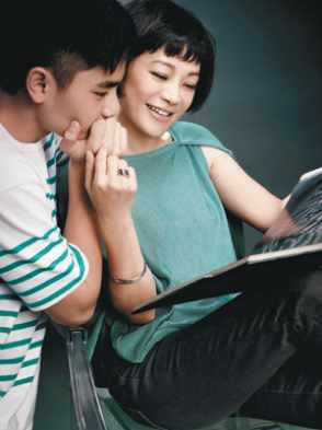 Nữ diễn viên Đài Loan Trương Ngải Gia được coi là người phụ nữ kiên cường, dám làm dám chịu. Ly hôn với người chồng Lưu Huyền Lâm sau 3 năm chung sống, Trương Ngải Gia đến với Vương Thanh Hùng mặc dù chỉ là "kẻ thứ 3". Năm 1990, Trương Ngải Gia có con với Vương Thanh Hùng và đặt tên cậu con trai là Vương Linh Trần, khi đó Trương Ngải Gia cũng đã sẵn sàng với tâm thế làm một bà mẹ độc thân bởi cô biết người tình còn có gia đình và vợ con. Một năm sau, Vương Thanh Hùng đã hoàn tất thủ tục ly hôn và chính thức đến với mẹ con Trương Ngải Gia. Nữ diễn viên Đài Loan Trương Ngải Gia được coi là người phụ nữ kiên cường, dám làm dám chịu. Ly hôn với người chồng Lưu Huyền Lâm sau 3 năm chung sống, Trương Ngải Gia đến với Vương Thanh Hùng mặc dù chỉ là "kẻ thứ 3". Năm 1990, Trương Ngải Gia có con với Vương Thanh Hùng và đặt tên cậu con trai là Vương Linh Trần, khi đó Trương Ngải Gia cũng đã sẵn sàng với tâm thế làm một bà mẹ độc thân bởi cô biết người tình còn có gia đình và vợ con. Một năm sau, Vương Thanh Hùng đã hoàn tất thủ tục ly hôn và chính thức đến với mẹ con Trương Ngải Gia.