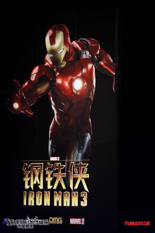 Poster siêu phẩm Iron Man 3 được đặt tại buổi họp báo. Poster siêu phẩm Iron Man 3 được đặt tại buổi họp báo.