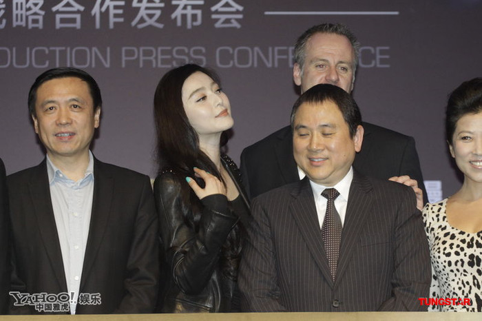 Phạm Băng Băng gợi cảm bên các nhân vật đại diện của Walt Disney, Hãng phim Mạn Uy và DMG Entertainment Media Group. Phạm Băng Băng gợi cảm bên các nhân vật đại diện của Walt Disney, Hãng phim Mạn Uy và DMG Entertainment Media Group.