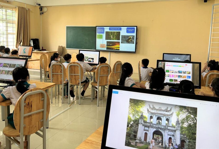 Học bài trên các thiết bị đa phương tiện đã giúp môn lịch sử, địa lý khô khan trở nên đầy hấp dẫn với các em học sinh Trường Tiểu học-Trung học cơ sở- Trung học phổ thông Văn Lang. (Ảnh: CTV)