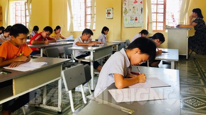 Học sinh làm bài kiểm tra năng lực để tuyển chọn vào lớp 6 chất lượng cao của Trường Trung học cơ sở Lê Thanh Nghị (Ảnh: Báo Hải Dương) Học sinh làm bài kiểm tra năng lực để tuyển chọn vào lớp 6 chất lượng cao của Trường Trung học cơ sở Lê Thanh Nghị (Ảnh: Báo Hải Dương)