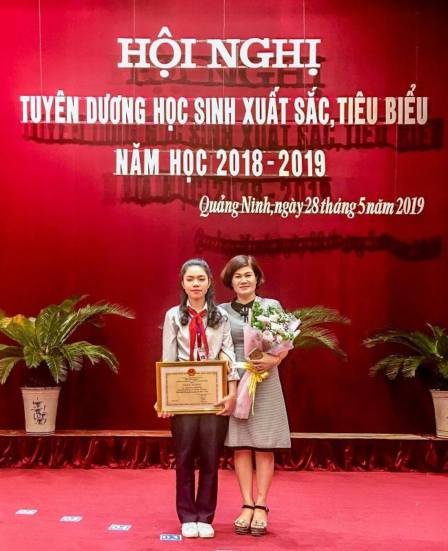 Đào Khánh Huyền và cô Nguyễn Thị Mai Dung, giáo viên bộ môn Ngữ văn của em tại Lễ tuyên dương học sinh xuất sắc, tiêu biểu năm học 2018-2019 do Sở Giáo dục và Đào tạo Quảng Ninh tổ chức. (Ảnh: Đỗ Quang) Đào Khánh Huyền và cô Nguyễn Thị Mai Dung, giáo viên bộ môn Ngữ văn của em tại Lễ tuyên dương học sinh xuất sắc, tiêu biểu năm học 2018-2019 do Sở Giáo dục và Đào tạo Quảng Ninh tổ chức. (Ảnh: Đỗ Quang)