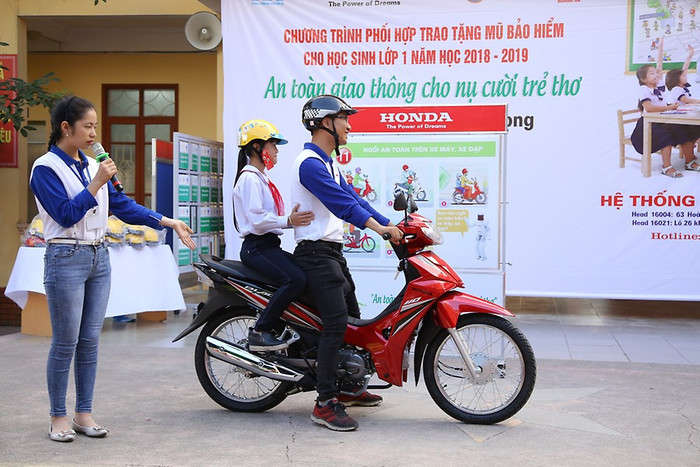 Học sinh được hướng dẫn ngồi xe máy an toàn (Ảnh: CTV) Học sinh được hướng dẫn ngồi xe máy an toàn (Ảnh: CTV)