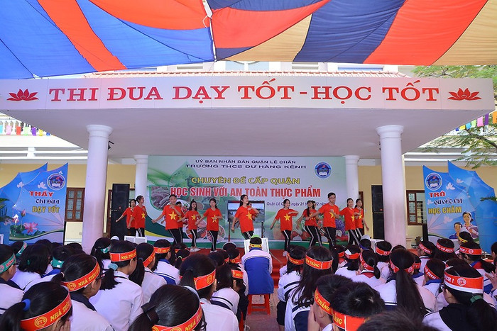 Trường Trung học cơ sở Dư Hàng Kênh với chuyên đề dạy học tích hợp "Học sinh với an toàn thực phẩm" (Ảnh: CTV) Trường Trung học cơ sở Dư Hàng Kênh với chuyên đề dạy học tích hợp "Học sinh với an toàn thực phẩm" (Ảnh: CTV)