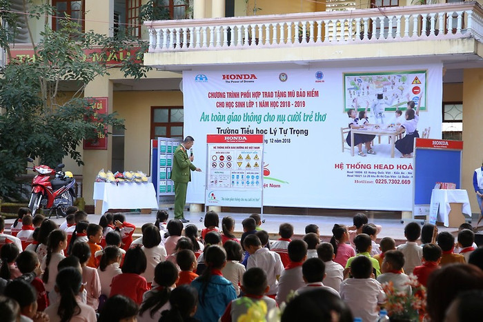 Học sinh Trường tiểu học Lý Tự Trọng được tuyên truyền, phổ biến về Luật Giao thông đường bộ (Ảnh: CTV) Học sinh Trường tiểu học Lý Tự Trọng được tuyên truyền, phổ biến về Luật Giao thông đường bộ (Ảnh: CTV)
