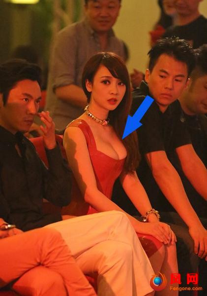 Đệ nhất ngực khủng Liễu Nham cũng không ít lần bị cánh mày râu 'soi' kỹ.