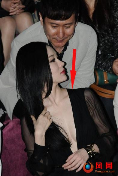 Người đẹp Hoắc Tư Yến gợi cảm với vòng một lấp ló đã khiến những quý ông không khỏi 'không để ý'..