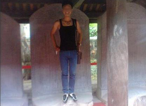 Chưa thỏa, anh chàng này còn đứng thẳng lên đầu rùa với vẻ mặt rất sảng khoái. Cư dân mạng đã tỏ rõ sự phẫn nộ khi họ đòi tìm cho ra nam sinh này để "xử lý". Được biết công an cũng đã vào cuộc để truy ìm và xử phạt về hành vi xâm hại văn hóa này. Chưa thỏa, anh chàng này còn đứng thẳng lên đầu rùa với vẻ mặt rất sảng khoái. Cư dân mạng đã tỏ rõ sự phẫn nộ khi họ đòi tìm cho ra nam sinh này để "xử lý". Được biết công an cũng đã vào cuộc để truy ìm và xử phạt về hành vi xâm hại văn hóa này.