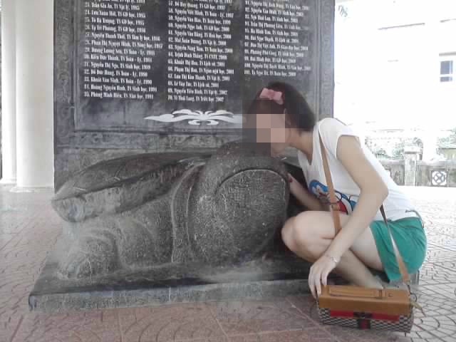 Hết ngồi, cưỡi rồi đến thể hiện tình cảm không đúng chỗ tại những di tích thiêng liêng như thế này >>Xem chi tiết Hết ngồi, cưỡi rồi đến thể hiện tình cảm không đúng chỗ tại những di tích thiêng liêng như thế này >>Xem chi tiết