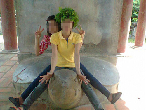 Tiếp đến là 3 nữ sinh thay nhau ngồi lên cổ rùa đá tại một di tích lịch sử. >>Xem chi tiết Tiếp đến là 3 nữ sinh thay nhau ngồi lên cổ rùa đá tại một di tích lịch sử. >>Xem chi tiết