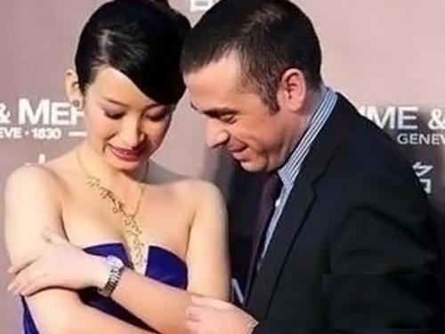 Tần Hải Lộ bên một vị khách nước ngoài khi tham dự một sự kiện quảng bá sản phẩm cho người này tại Trung Quốc.