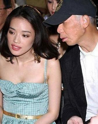 Đạo diễn Phùng Tiểu Cương đang làm gì bên cạnh người đẹp Thư Kỳ thế kia?