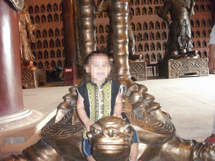 Người lớn đã vô tình "dạy" cho lớp trẻ khi để chúng ngang nhiên cỡi lên con vật linh thiêng ở nơi cửa Phật như thế này. Người lớn đã vô tình "dạy" cho lớp trẻ khi để chúng ngang nhiên cỡi lên con vật linh thiêng ở nơi cửa Phật như thế này.