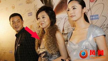 Nam diễn viên Sa Ích hiếu kỳ trước vòng một của đàn chị Khuých Ni (giữa) tại một sự kiện nghệ thuật mang tính quốc gia hồi tháng 12/2008. Bên cạnh là nữ diễn viên Diêu Thần.