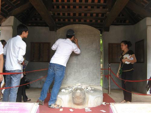 Rồi tự ý khắc tên mình lên bia đá! Hành vi này khác gì xâm phạm kho báu văn hóa của quốc gia? Rồi tự ý khắc tên mình lên bia đá! Hành vi này khác gì xâm phạm kho báu văn hóa của quốc gia?