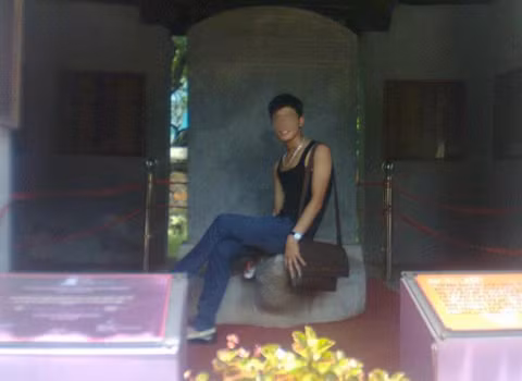 Đầu tiên phải kể đến một nam sinh viên với hành động phản cảm ngồi lên đầu rùa đá tại Nhà bia tiến sĩ ở Văn Miếu Quốc Tử Giám để chụp ảnh.