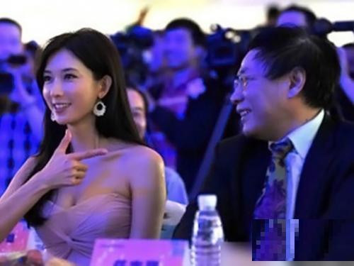 Đệ nhất mỹ nữ Đài Loan Lâm Chí Linh thì càng quyến rũ.