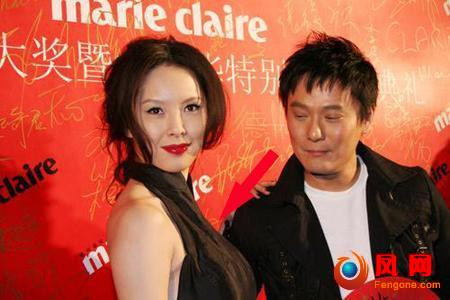 Nam ca sĩ Đài Loan Trương Tín Triết khi bị “hút hồn” bởi một nữ đồng nghiệp.