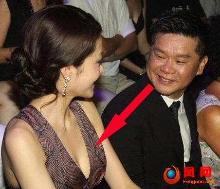 Siêu mẫu Hùng Đại Lâm cũng thu hút ánh nhìn khiếm nhã từ phía một vị đại gia ngồi kế bên.