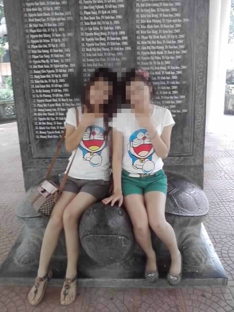 Thế rồi lại đến cặp đôi nữ sinh, được cho là đang học ngành sư phạm, khoe áo đôi bằng cách... cưỡi cổ rùa. >>Xem chi tiết Thế rồi lại đến cặp đôi nữ sinh, được cho là đang học ngành sư phạm, khoe áo đôi bằng cách... cưỡi cổ rùa. >>Xem chi tiết