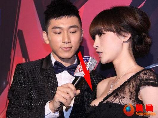 Đến anh chàng MC trẻ trung khó cưỡng lại sự gợi cảm.