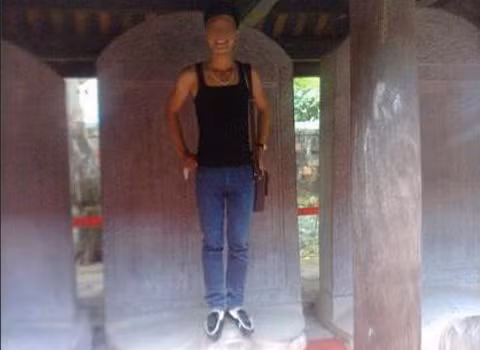 Chưa thỏa, anh chàng này còn đứng thẳng lên đầu rùa với vẻ mặt rất sảng khoái. Cư dân mạng đã tỏ rõ sự phẫn nộ khi họ đòi tìm cho ra nam sinh này để "xử lý". Được biết công an cũng đã vào cuộc để truy ìm và xử phạt về hành vi xâm hại văn hóa này.